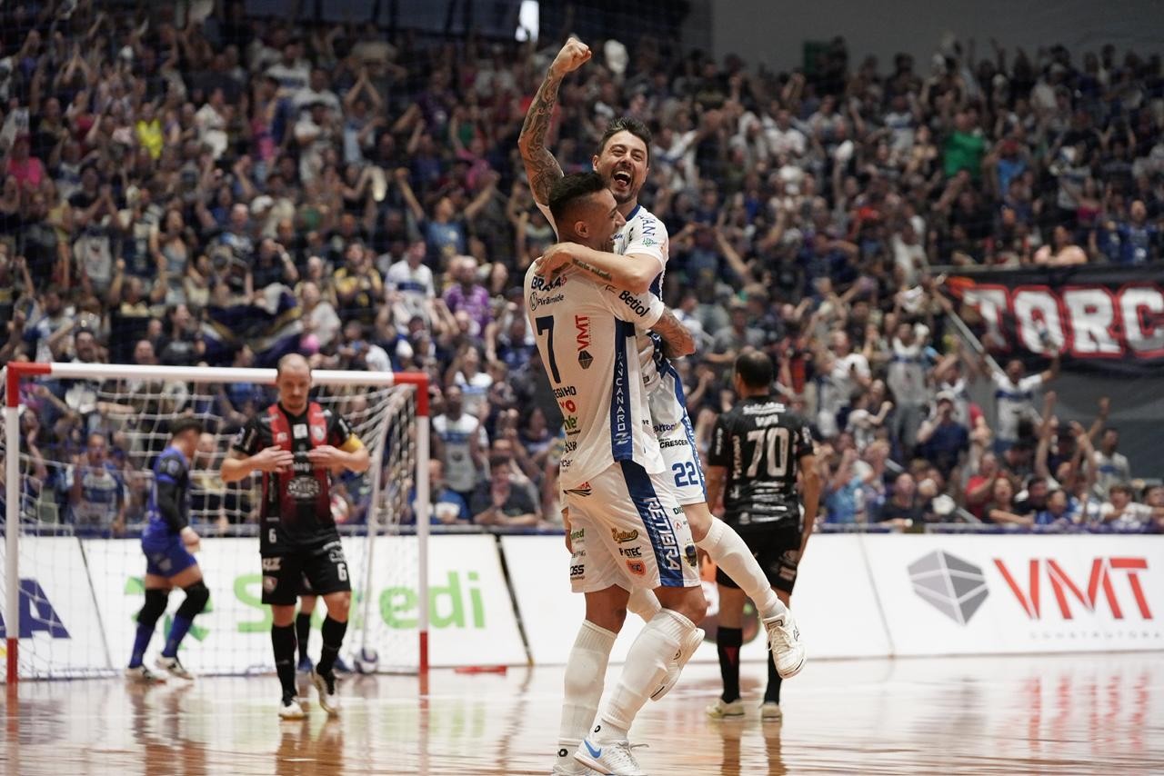 Pato vence o Campo Mourão nos pênaltis e é tetracampeão do Paranaense de Futsal