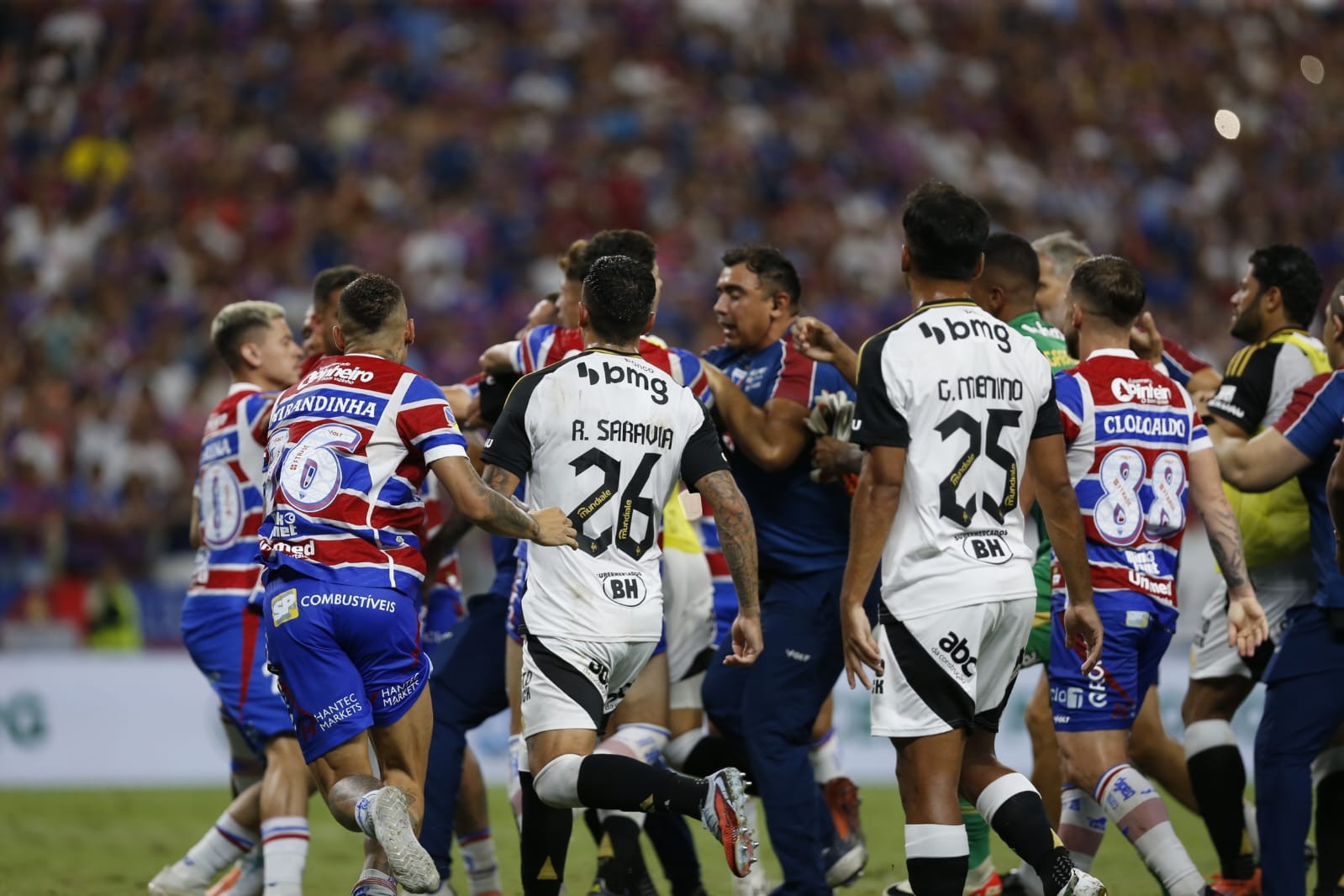 Fortaleza x Atlético-MG: veja o que o árbitro relatou na súmula sobre confusão no fim