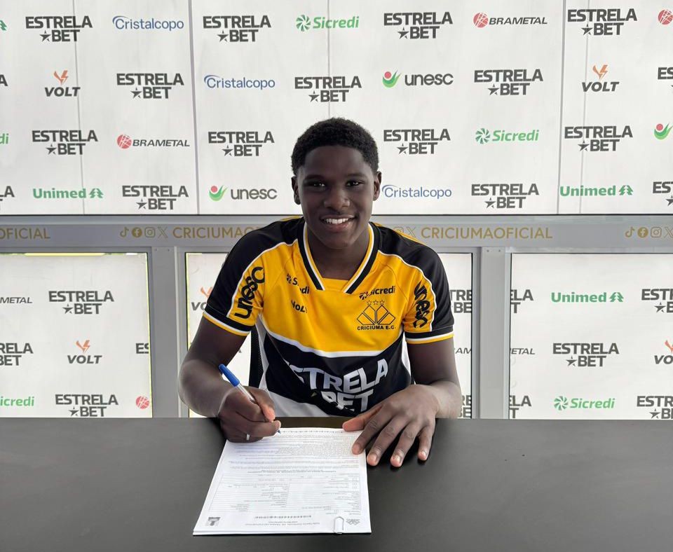 Promessa do Criciúma é o primeiro nascido em 2009 a assinar contrato profissional
