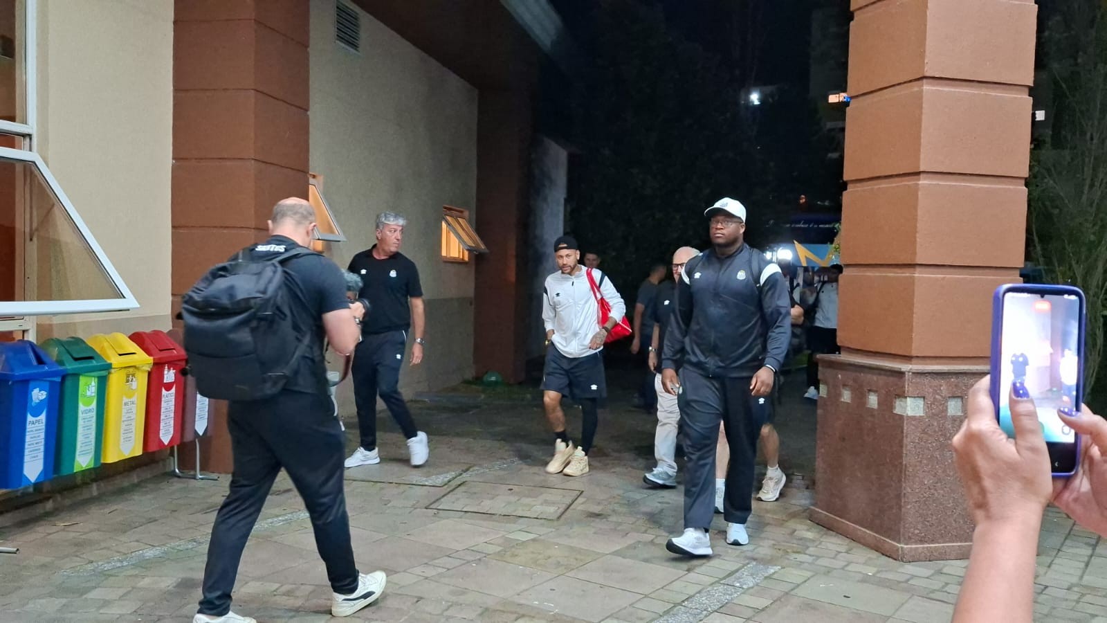 Com blindagem a Neymar, Santos chega a Caxias do Sul em avião de Leila Pereira; veja relacionados