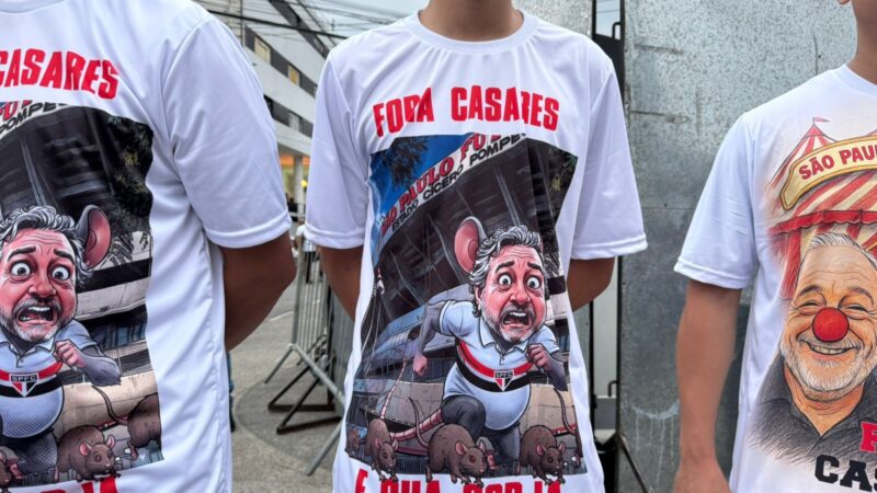 Torcedores do São Paulo protestam contra diretoria: “Fora, Casares”