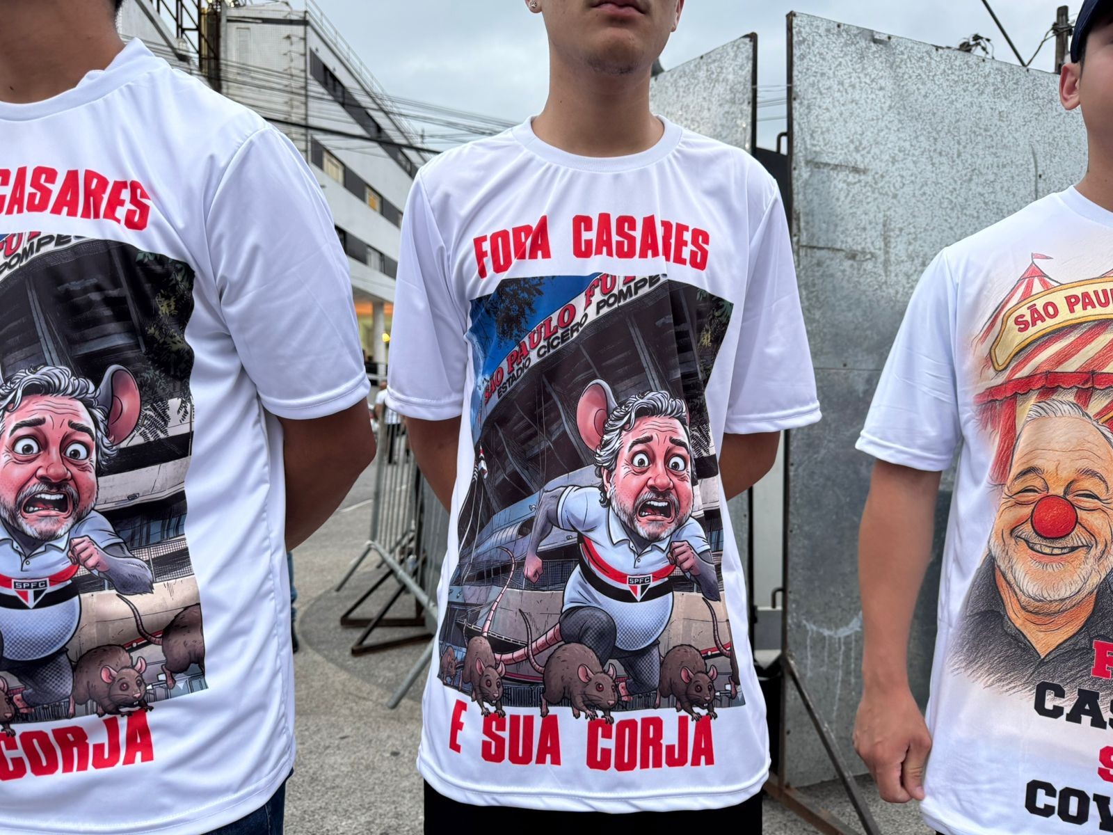 Torcedores do São Paulo protestam contra diretoria: “Fora, Casares”