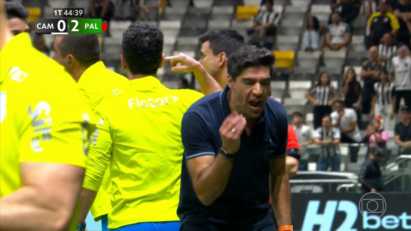 Abel Ferreira se revolta com expulsão de Piquerez em Atlético-MG x Palmeiras: “Uma vergonha”