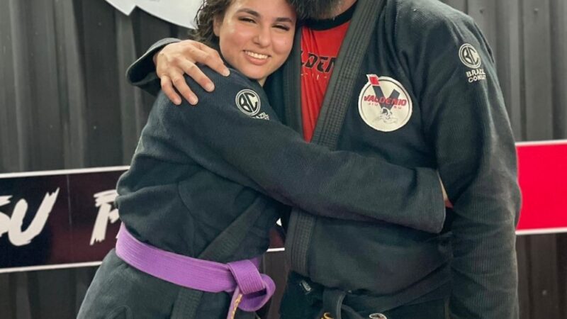 Multicampeã no jiu-jitsu, jovem nutre amor pelo esporte por meio de relação com o pai