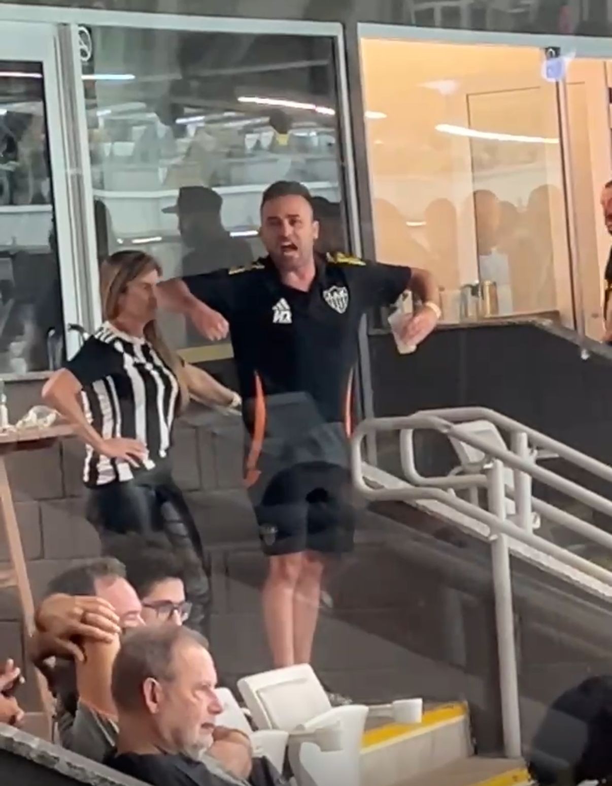 Torcedor do Atlético-MG faz gestos racistas em direção à delegação do Palmeiras; veja vídeo