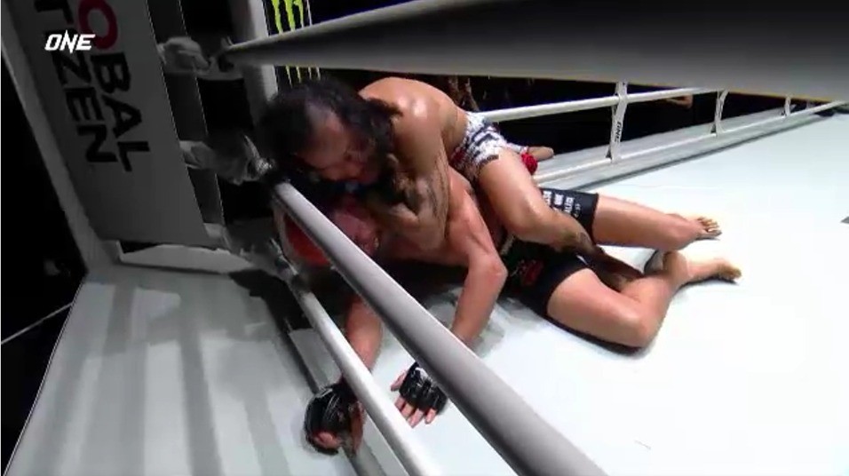 ONE: Lutador da Mongólia finaliza Fabricio Andrade e conquista cinturão