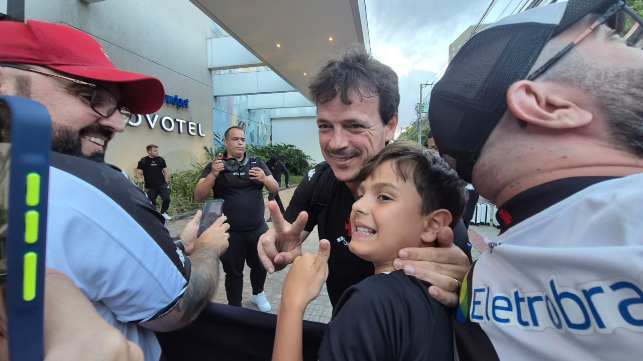 Vasco é recebido com festa pelos torcedores na chegada a Belo Horizonte; assista