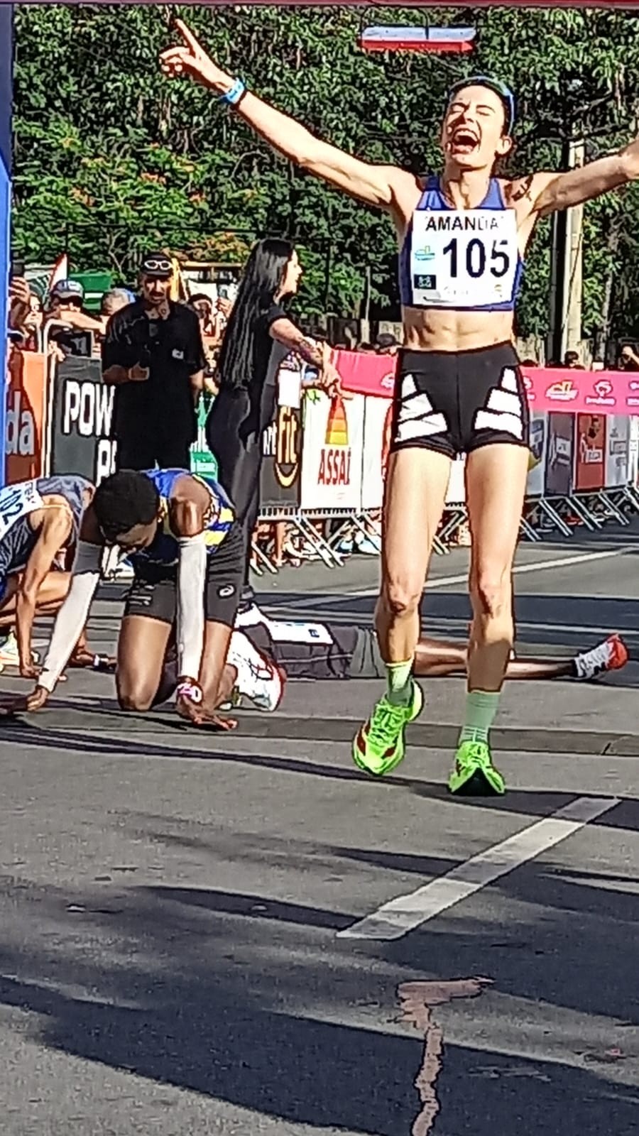 Em chegada emocionante, Amanda de Oliveira quebra sequência africana e vence a Volta Internacional da Pampulha