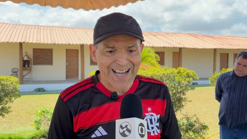 Após jogo beneficente, ex-atletas encontram Marcos Adriano e entregam cestas básicas