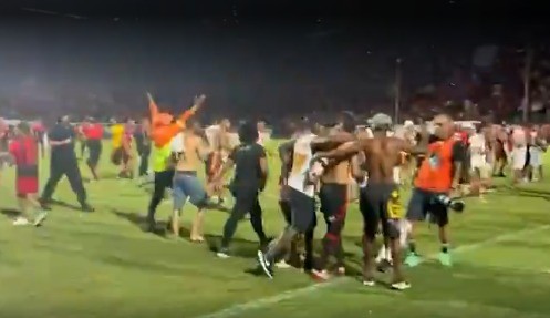 Festa do Vitória tem invasão de campo, Jair Ventura abraçado e Dudu carregado