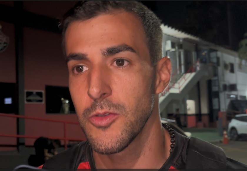 Raúl Cáceres anuncia que não fica no Vitória em 2026: “Vou voltar para o Paraguai”