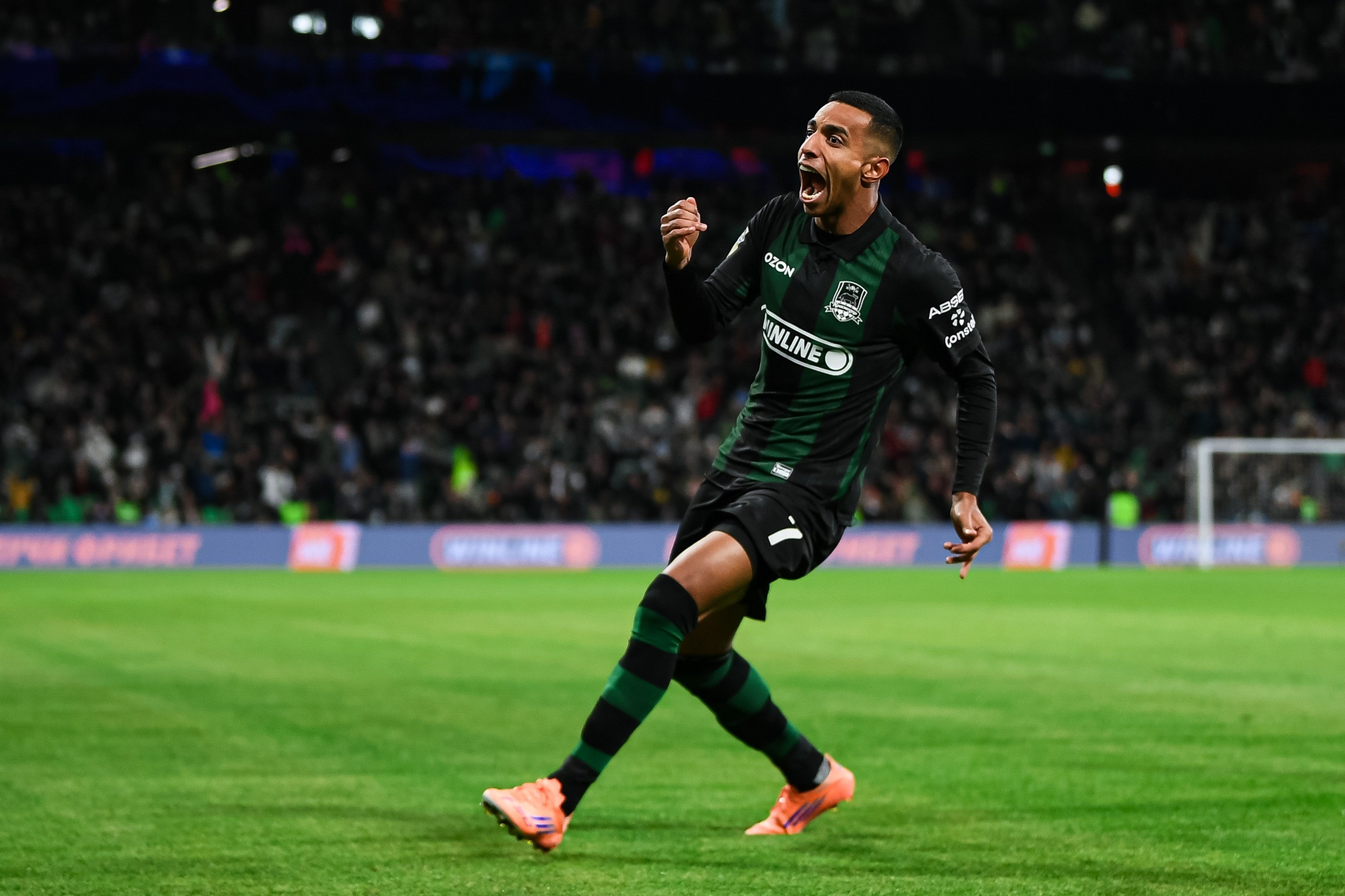 Ex-Botafogo, Victor Sá marca em vitória sobre o CSKA e comemora liderança do Krasnodar na Rússia