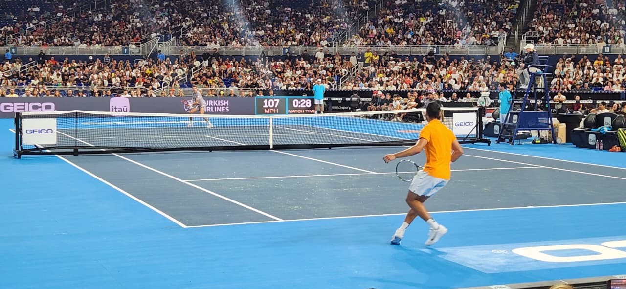 Fonseca dá trabalho, mas Alcaraz vence no tie-break em estreia de confronto: “Quase consegui”