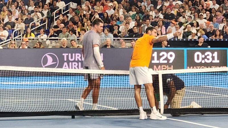 Primeiro duelo Fonseca x Alcaraz tem bolada na cara, rede quebrada e show de carisma; veja