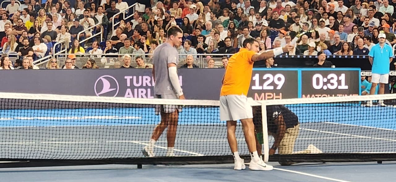 Primeiro duelo Fonseca x Alcaraz tem bolada na cara, rede quebrada e show de carisma; veja