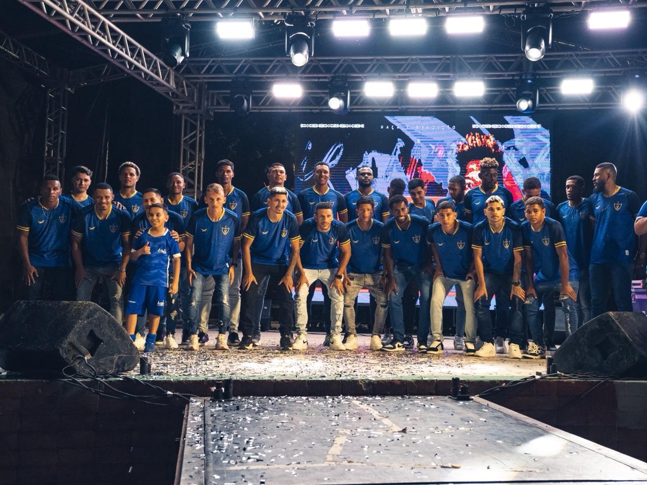 Águia apresenta elenco para 2026 com mais de um time de contratados, remanescentes e base