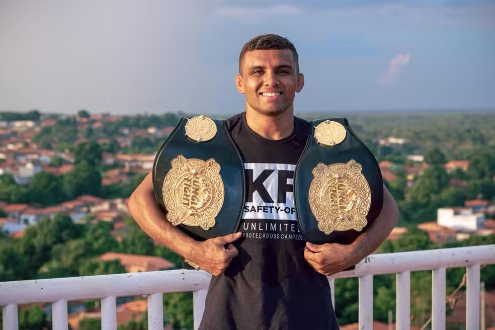 Tiago Pereira promete agressividade para manter reinado no Jungle Fight