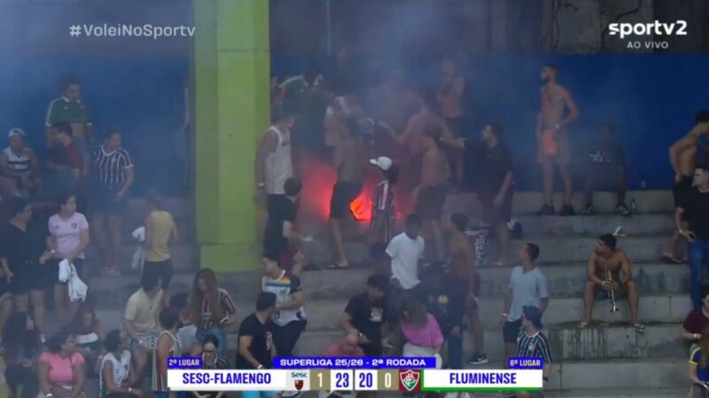 Confusão na arquibancada paralisa jogo entre Flamengo e Fluminense na Superliga