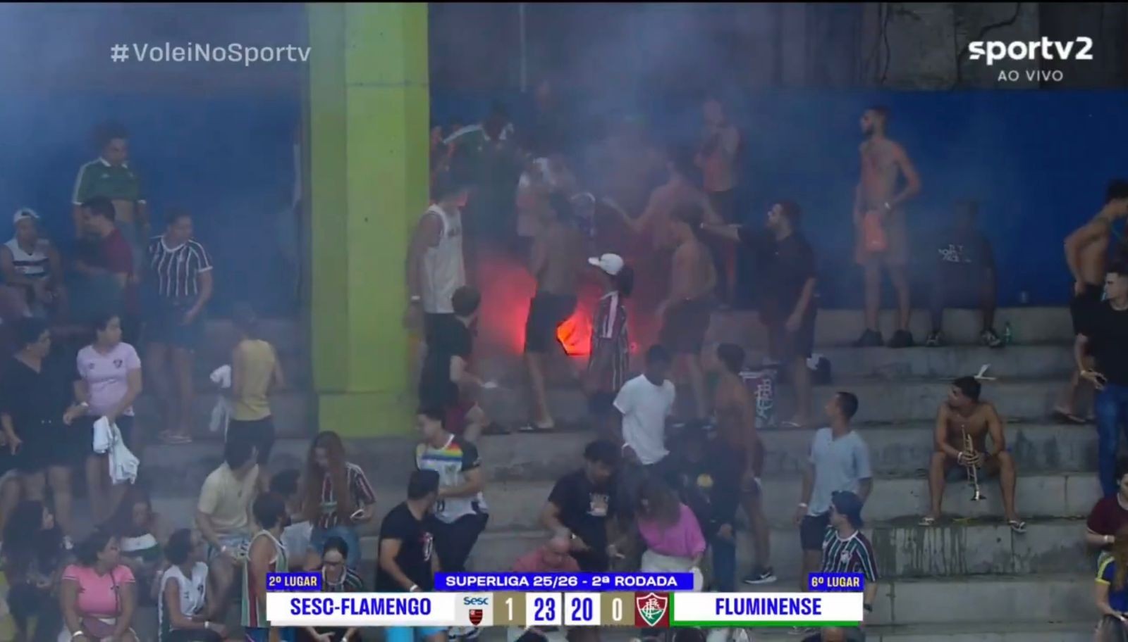 Confusão na arquibancada paralisa jogo entre Flamengo e Fluminense na Superliga