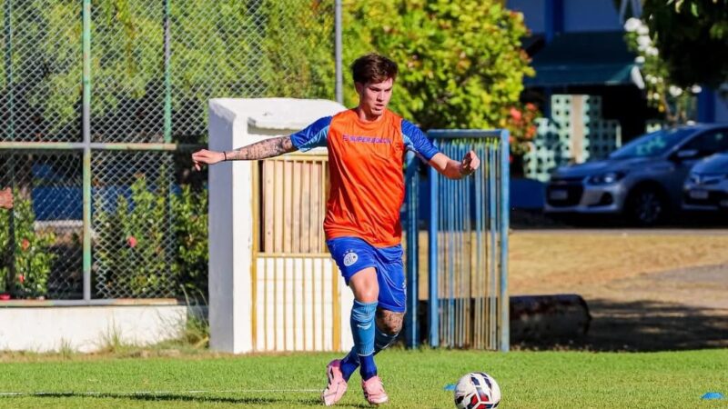 Com passagem na base do Flamengo, zagueiro Mandovani é anunciado pelo Confiança