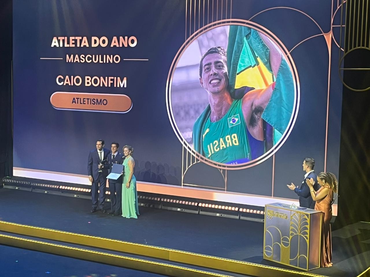 Caio Bonfim e Maria Clara Pacheco levam troféu de “Melhor Atleta do Ano” no Prêmio Brasil Olímpico