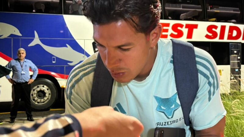 Cruzeiro ganha reforço no ataque para jogo com Corinthians; suspenso, Romero viaja com o time