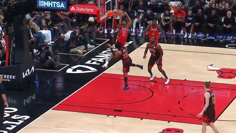 Ala dos Pelicans enterra de costas em jogo da NBA; veja vídeo