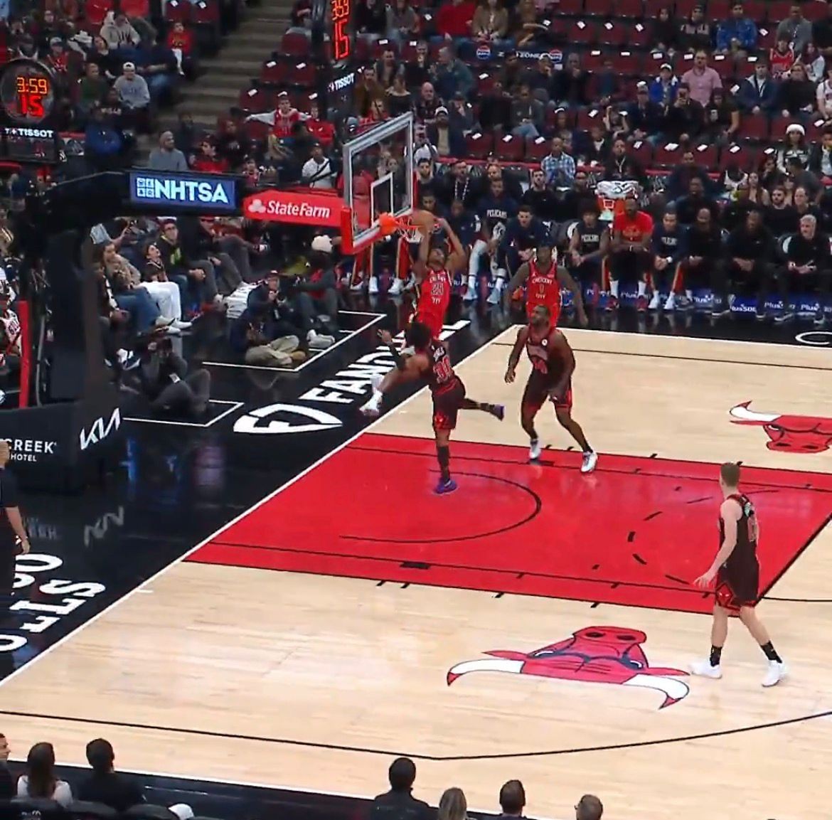 Ala dos Pelicans enterra de costas em jogo da NBA; veja vídeo