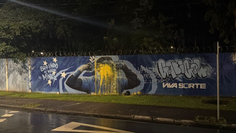 Imagem do Gabigol em CT do Cruzeiro é vandalizada após pênalti perdido: “Vai embora, lixogol”