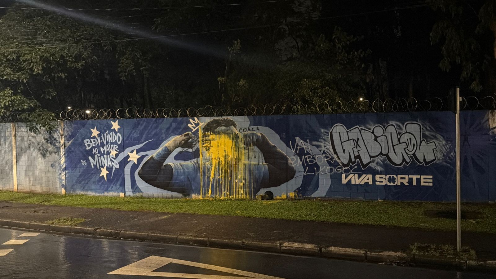Imagem do Gabigol em CT do Cruzeiro é vandalizada após pênalti perdido: “Vai embora, lixogol”