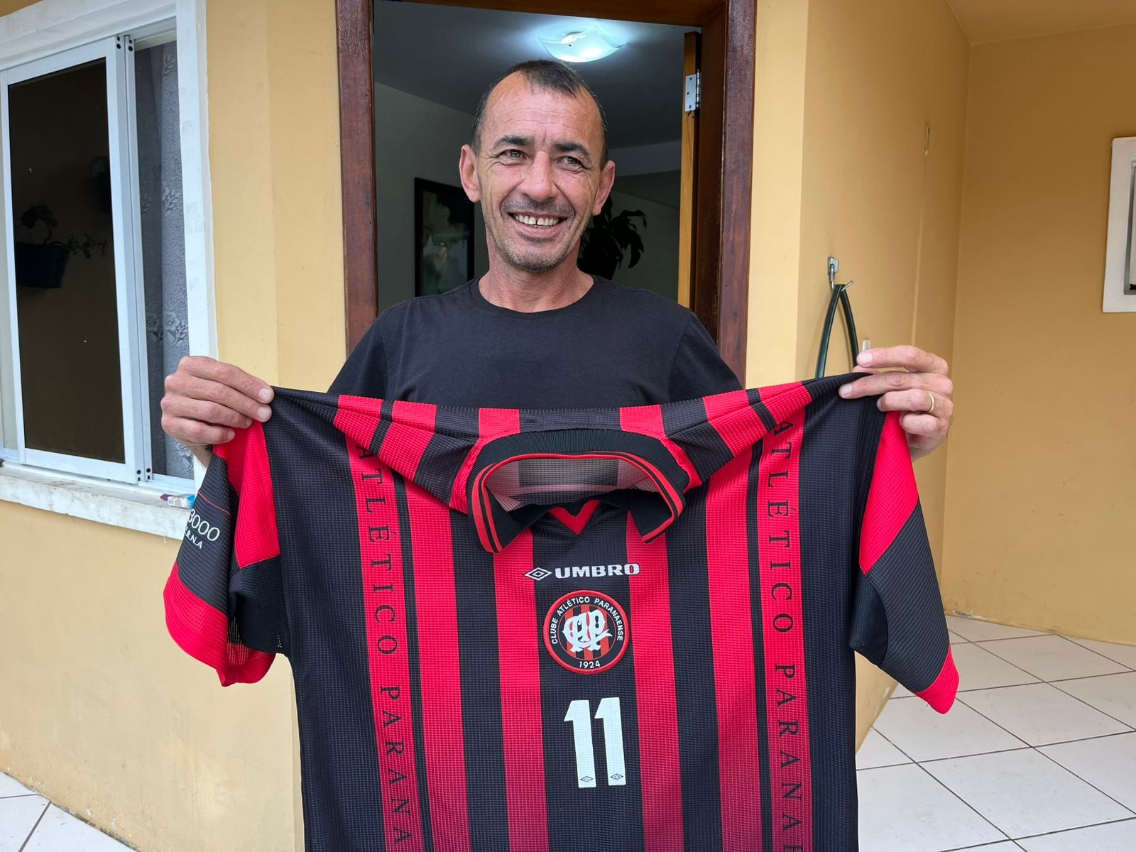 Clube do futuro? Como um motorista, um jornal e uma camisa vão levar o Athletico ao ano 3000