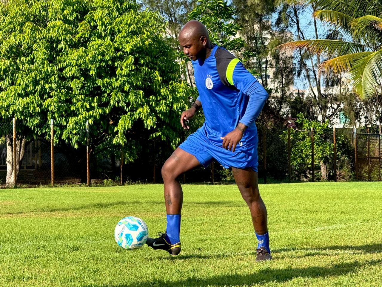 Sassá se apresenta e inicia trabalhos de pré-temporada no Confiança