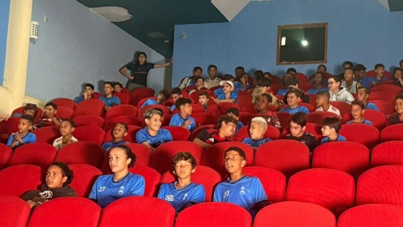 Crianças atendidas por projeto social de Danilo assistem a PSG x Flamengo no cinema em Minas; veja foto