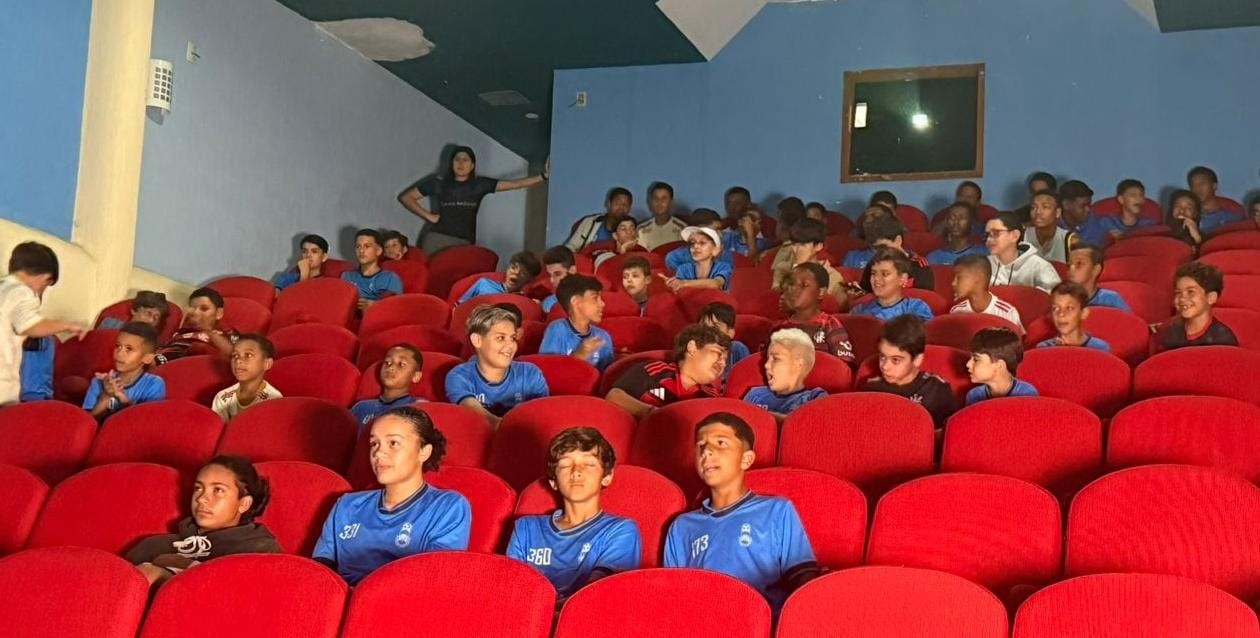 Crianças atendidas por projeto social de Danilo assistem a PSG x Flamengo no cinema em Minas; veja foto