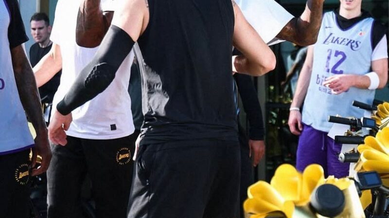 Luka Doncic presenteia elenco e funcionários dos Lakers com bicicletas elétricas