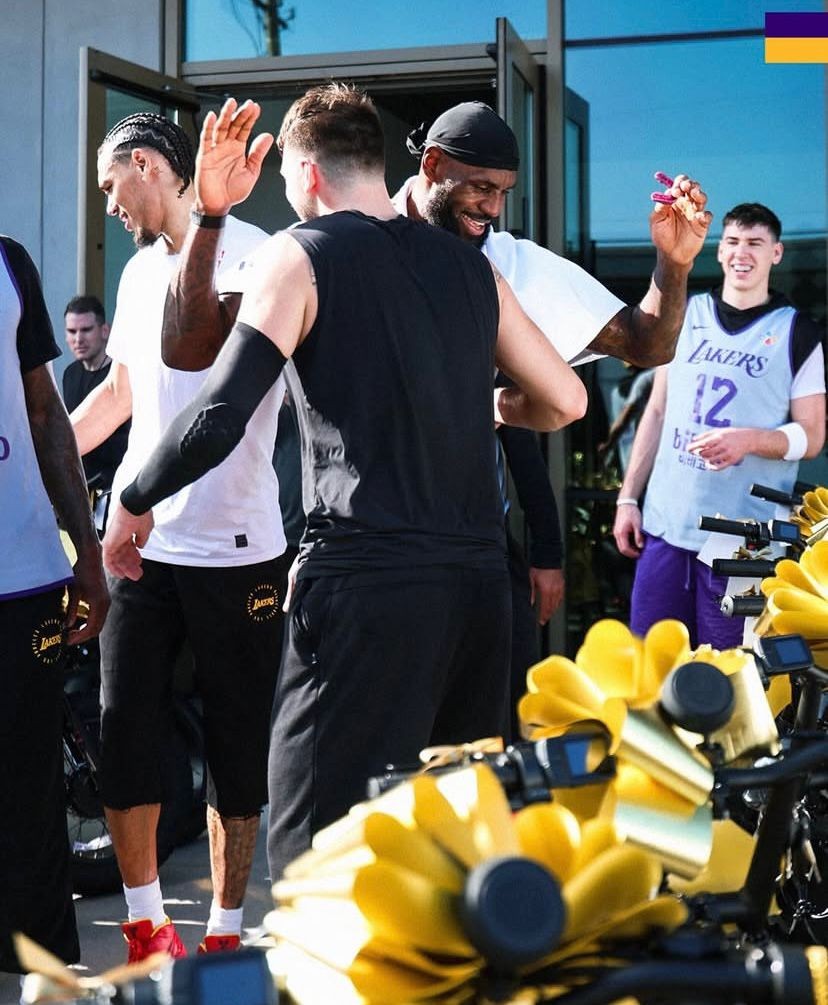 Luka Doncic presenteia elenco e funcionários dos Lakers com bicicletas elétricas
