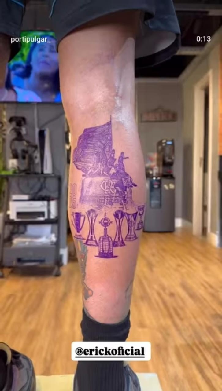 Pulgar faz tatuagem com os seis troféus conquistados pelo Flamengo em 2025; veja