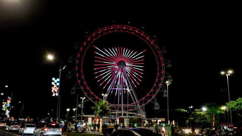 Em ação da Natal, CRB distribui presentes em praça e exibe escudo em ponto turístico de Maceió