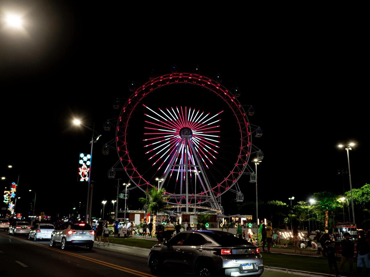 Em ação da Natal, CRB distribui presentes em praça e exibe escudo em ponto turístico de Maceió