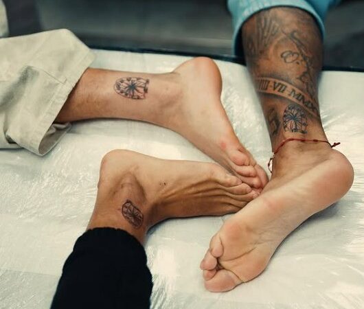 De férias nos Estados Unidos, jogadores do Botafogo fazem tatuagem para celebrar a amizade