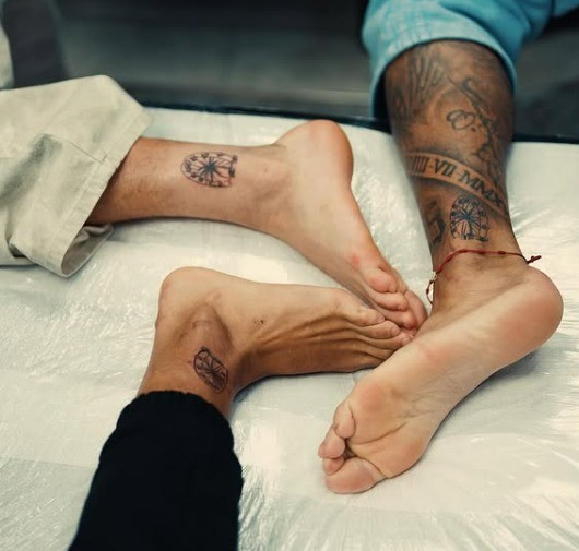 De férias nos Estados Unidos, jogadores do Botafogo fazem tatuagem para celebrar a amizade