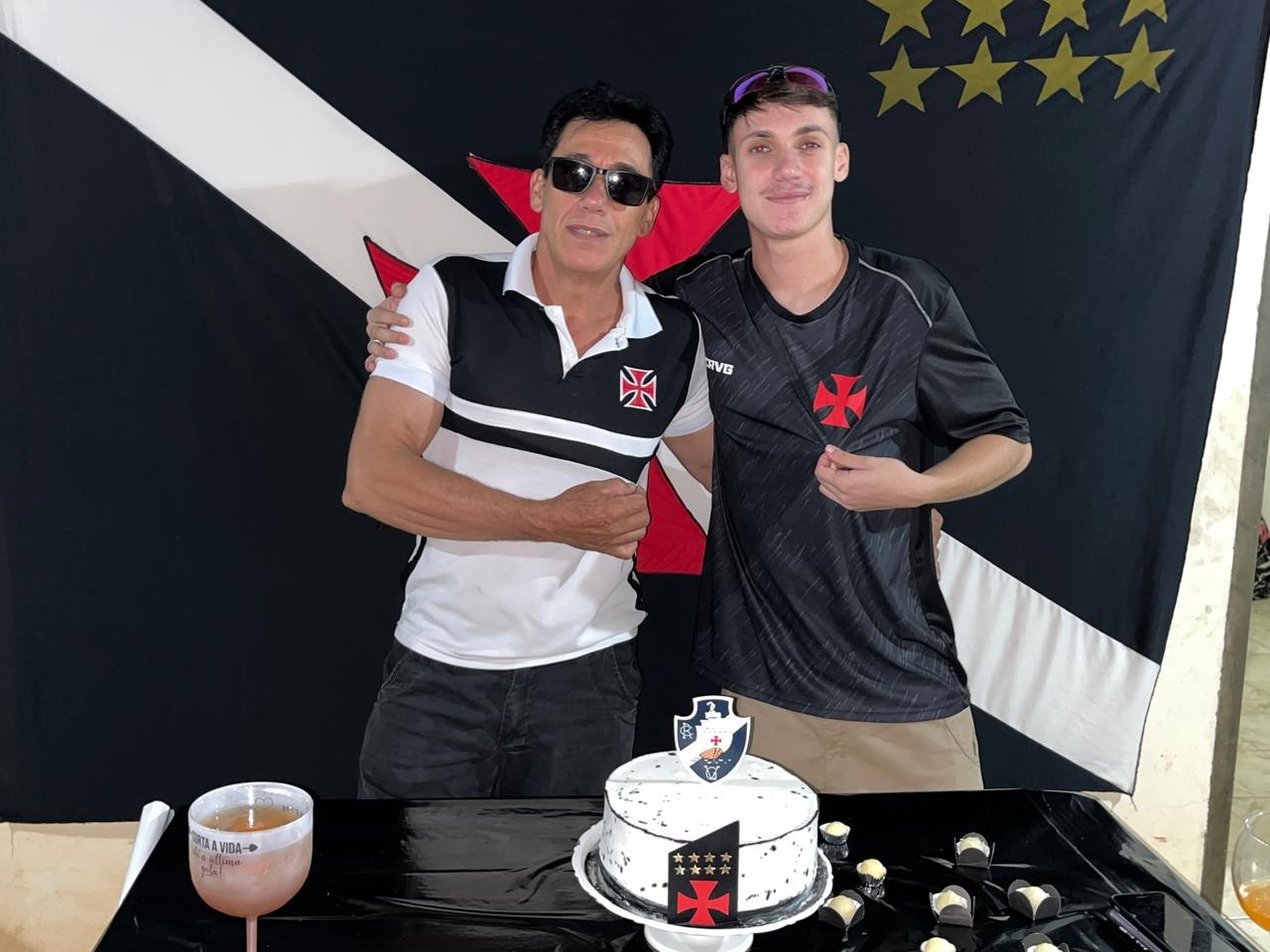 Filho viaja 16h de ônibus e leva pai de 61 anos para ver Vasco pela 1ª vez no estádio: “Sonho de criança”