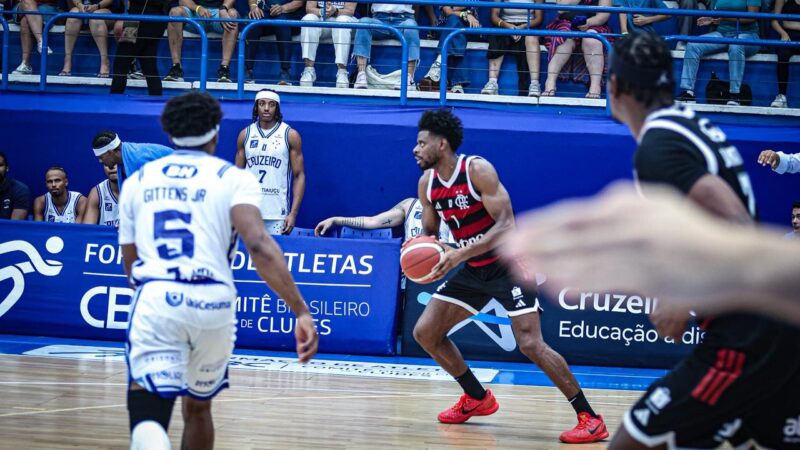 Flamengo sofre mas vence o Cruzeiro pelo NBB