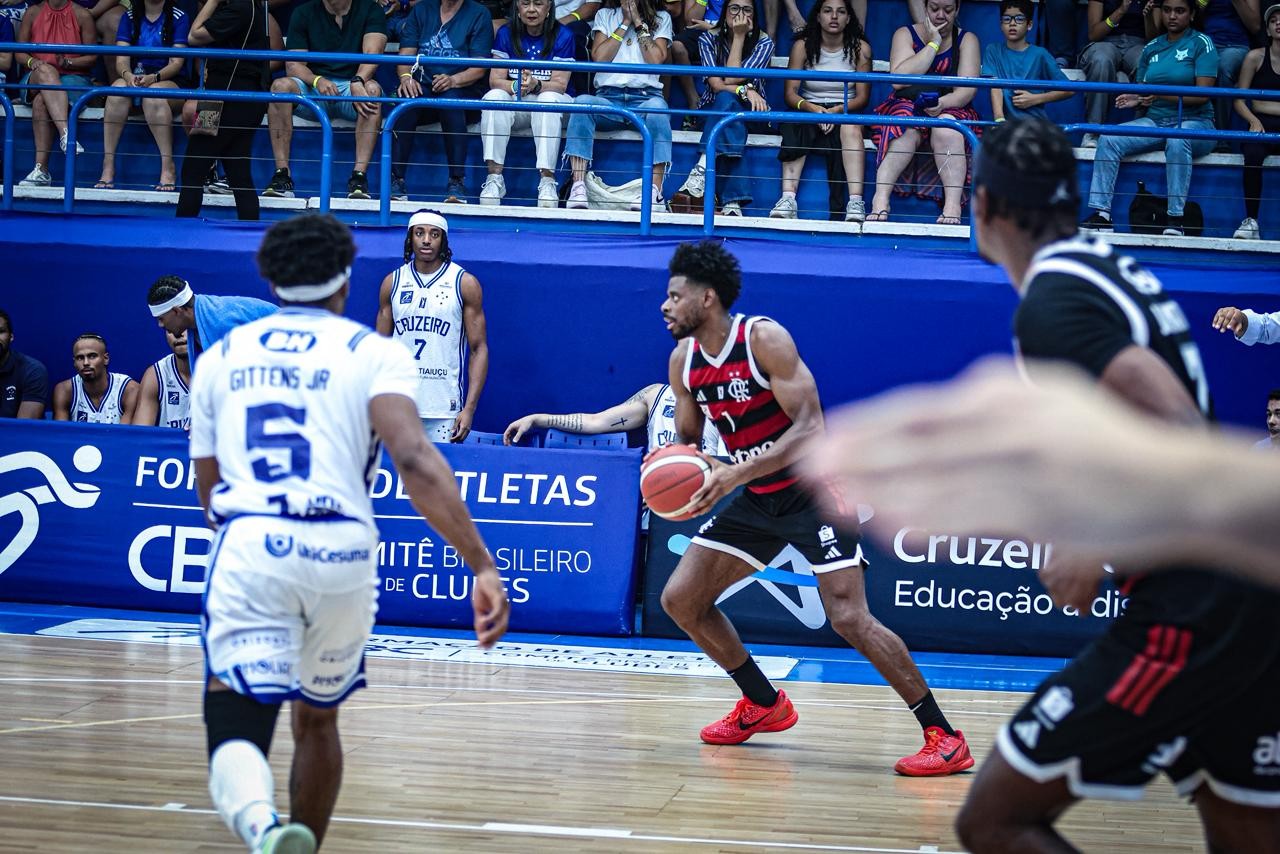 Flamengo sofre mas vence o Cruzeiro pelo NBB