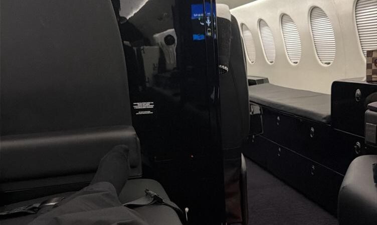 Neymar viaja a Belo Horizonte para operar o joelho esquerdo