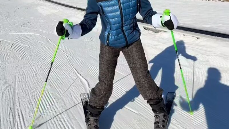 Lucas Pinheiro ensina a namorada, Isadora Cruz, a andar de esqui na neve