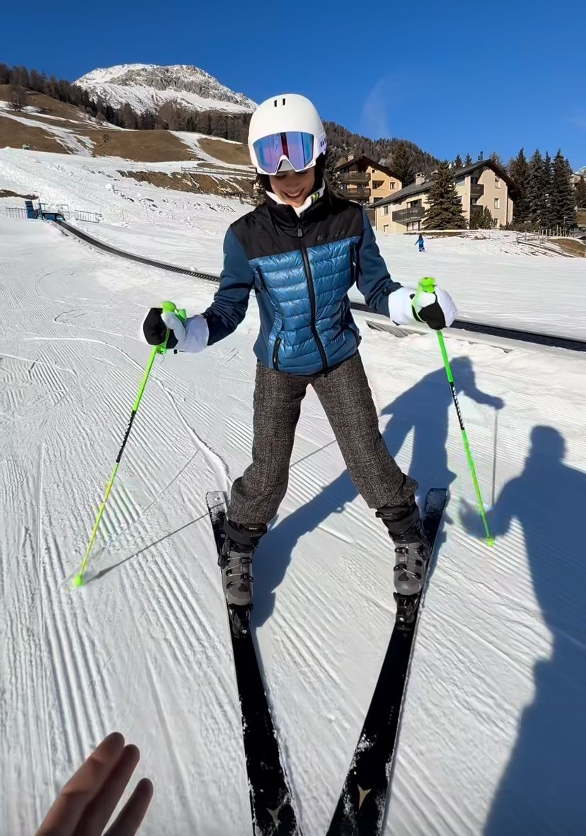 Lucas Pinheiro ensina a namorada, Isadora Cruz, a andar de esqui na neve