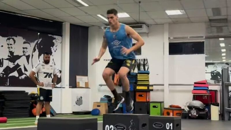 Gabriel Brazão “abre” pré-temporada do Santos e treina sozinho no CT Rei Pelé