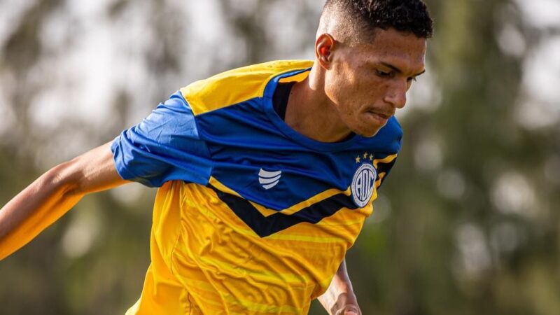 Zagueiro ou volante? Renilson abraça polivalência em mais um ano no Confiança