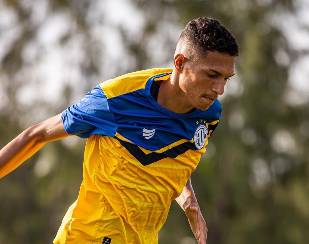 Zagueiro ou volante? Renilson abraça polivalência em mais um ano no Confiança